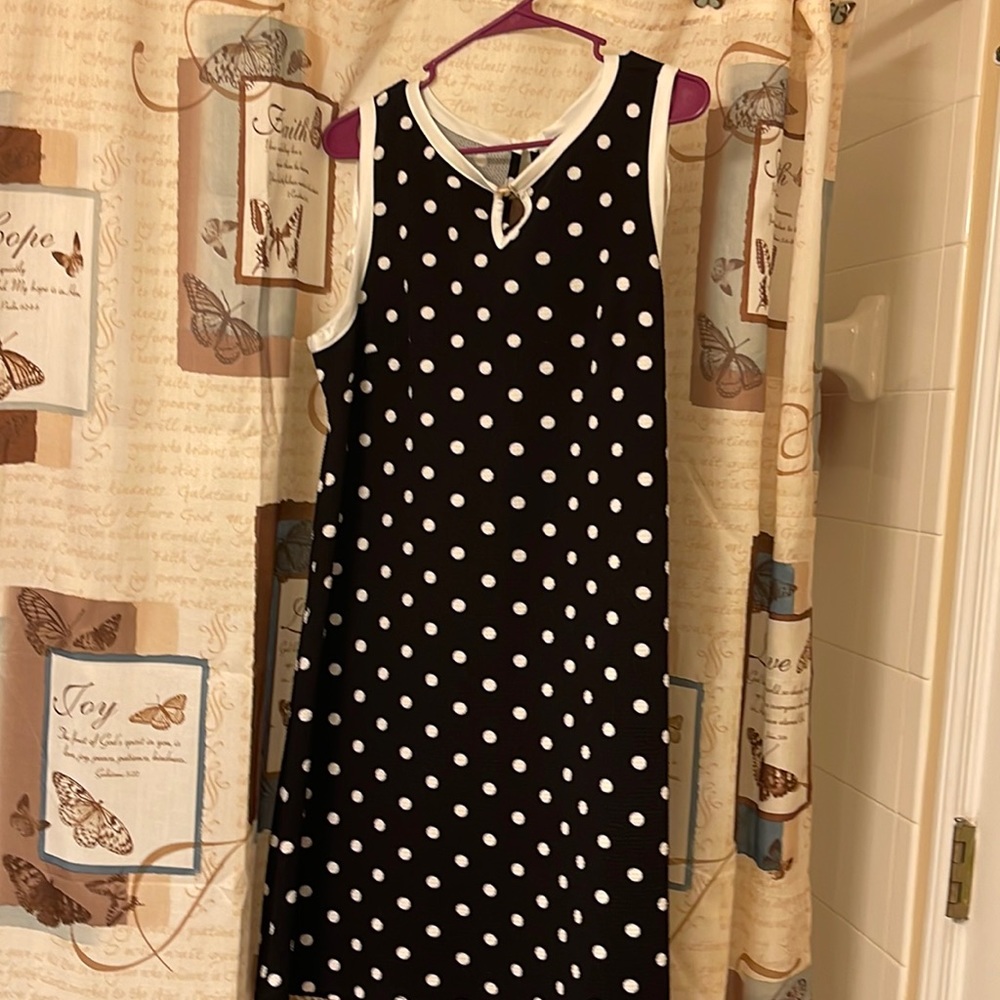 A beautiful sleeveless dress.